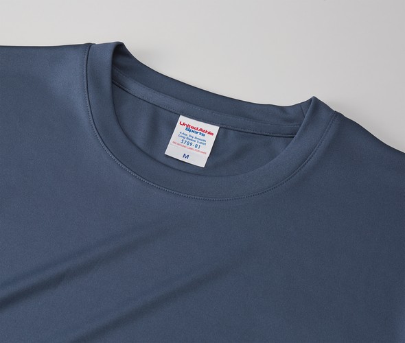 5709-01 4.4オンス ドライスムース リサイクルポリエステル ロングスリーブ Tシャツ
